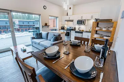 Image de Revelstoke - Niska's Den