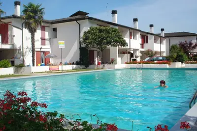 Image de Villa récemment rénovée avec jardin privé