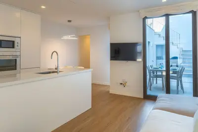 Image de Maison en terrasse de style près de la mer