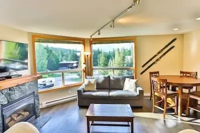 Image de Mountain Views / Hot Tub / Sauna / 2 bdr