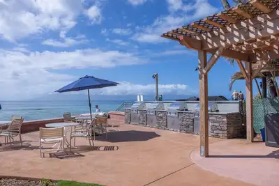 Image de Stunning one bedroom with Ac. Right on the ocean. Large lanai with view!