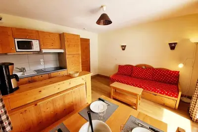 Image de 200m des commerces, 2ème étage, piscine, balcon, parking, télévision, casier à ski, 32m², Vars