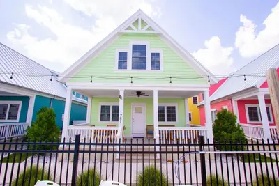 Image de Mystic Breeze - 3 Bed/1 Loft Lakeside Cottage w/ Hot Tub!