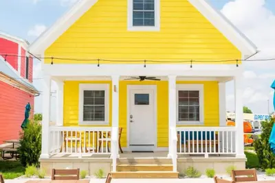 Image de Beach Hive - 1 Bed/2 Loft Lakeside Cottage w/ Hot Tub!