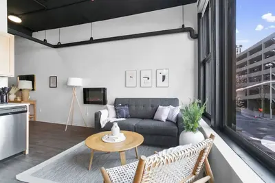 Image de Trendy & Spacious Suite | Walk to Riverfront Park!