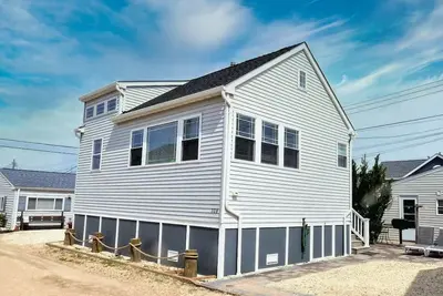 Image de 💎 Charming Bungalow with Loft - Close To The Beach! Sleeps 4-5