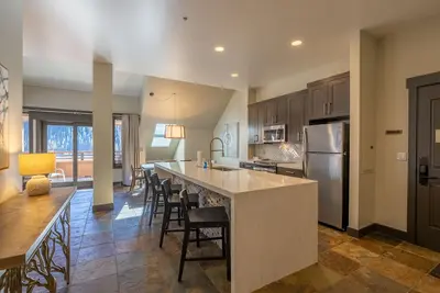 Image de 4-bedroom condo short 5 minute walk to the gondola