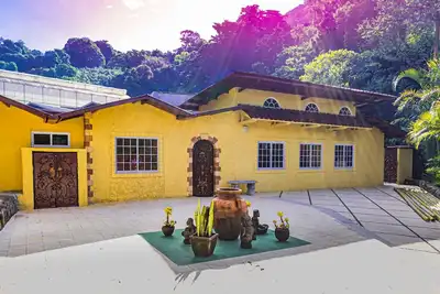 Image de Gatehouse at The Springs - Chic Tropical Hideaway