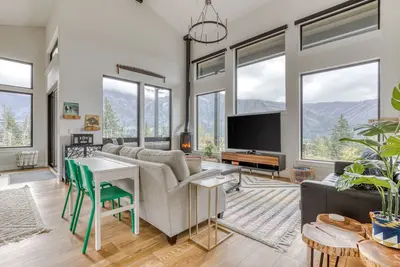 Image de Gorgeous pet friendly home with breath taking views, hot tub and fire pit