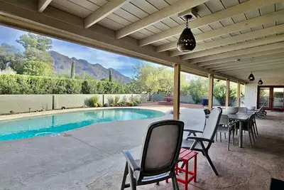 Image de @TucsonMuralHouse w/pool & hot tub on golf course