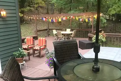 Image de R&R in the treetops with lrg outdoor living space and all the comforts of home.