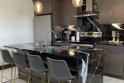 Image de Modern Cottage centrally located 1 mile from 8 casinos & beach.