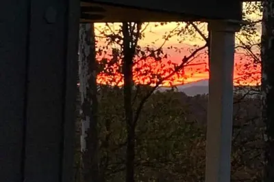 Image de A beautiful Sunset Cottage. Amazing Mountain View’s and Sunsets.