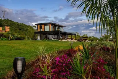 Image de New modern 4 bedroom villa with detached 1 bedroom cabana. Pool & jacuzzi