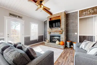 Image de Idyllic modern cabin the woods with hot tub, pool, mountain views, & firepit