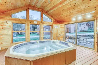Image de Ski-in/shuttle-out condo w/WiFi, fireplace, balcony, & newly renovated kitchen