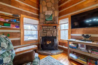 Image de Cozy-vember Savings: Private-Hot Tub-Serene Surroundings