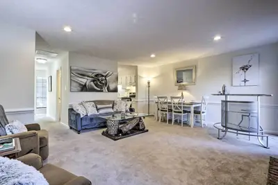 Image de Modern Townhome w/ Deck & Golf Course Views!