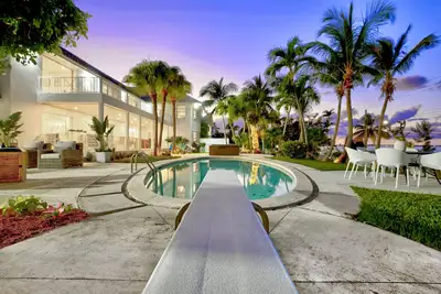 Image de Modern with Private Pool and Sea Pool across from house!