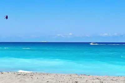 Image de Poshpadz Presents Coco Villa -2 Patios-Ground Floor-Walk to Jupiter Beach