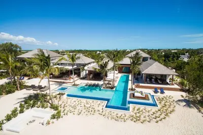 Image de Hawksbill Villa - glorious 8-bedroom beachfront villa in Turks