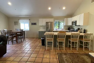 Image de Large 3 Bedroom Guest House