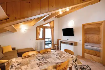 Image de Appartamento Piz Saliente avec vue sur la montagne, Wi-Fi, terrasse et jardin.