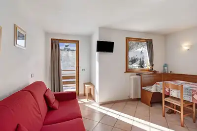Image de Appartamento Vago avec vue montagne, Wi-Fi, balcon et jardin.