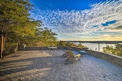 Image de Historic Cabin w/ Stunning Kentucky Lake View