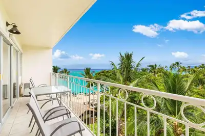 Image de Ocean View Lanai W/Full-Kitchen – Waikīkī Shore #506