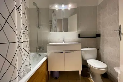 Image de À 20m des pistes de ski, Rez-de-chaussée, télévision, casier à ski, 28m², Alpe d'Huez