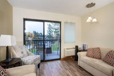 Image de Gorgeous waterfront views, private balcony & A/C - Marina Cay Bayside Studio