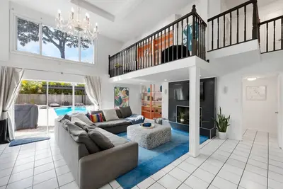 Image de 5 Br Luxury Beach Villa: Heated Pool & Games Room, Modern Design