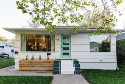 Image de Stunning Mid-Century Oasis, Steps from Downtown
