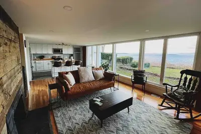 Image de Newly Renovated, Downtown Home with Lake Views