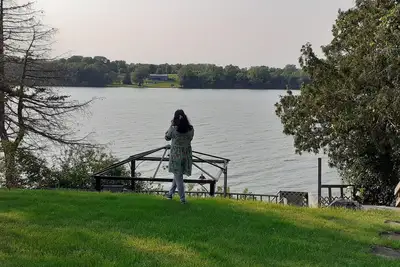 Image de Stay in a beautiful lakefront cottage in Napanee, no matter winter or summer.