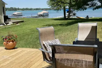 Image de Newly renovated cottage with 55 ft of lake front