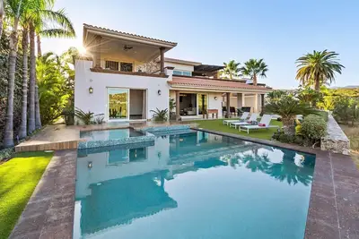 Image de Contemporary Villa on Golf Course w/ Exclusive Club Access. Long List of Amenities & Butler Included