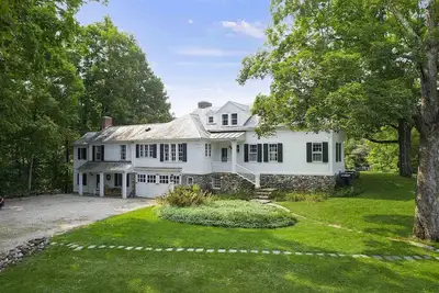 Image de Super Private Estate w/ Guest Cottage Near Center