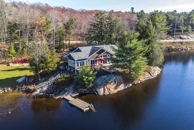 Image de Escape to Muskoka Waterfront Cottage - Hot Tub & Private Beach! !