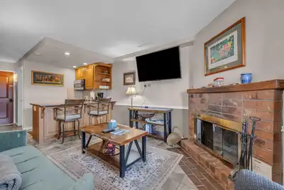 Image de Cozy 1bdr w/ Views - Free Parking, Near Bus Stop!