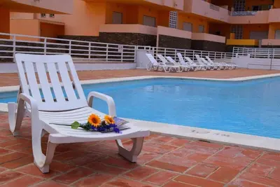 Image de Belle grande piscine, appartement confortable!