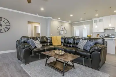 Image de Beautifully Decorated New Home, King Bed, Washer/Dryer & Fully Stocked Kitchen