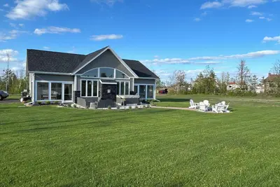Image de Hot Tub/New 3 Bedroom House/Walk to Beach