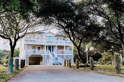 Welcome home! 4100 sq ft, Pool, Fully stocked house near Downtown Duck and ocean