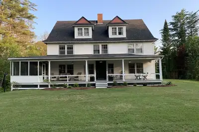 Image de Vintage Victorian Farmhouse Sleeps 10+