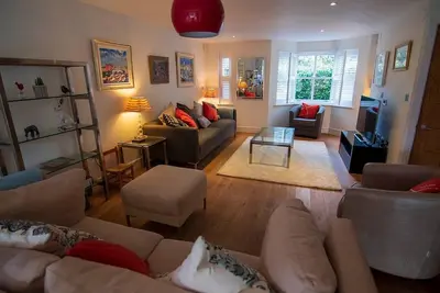 Image de Fabulous 4 Bed Town-House In Central Marlow Close To Restaurants, Park & River