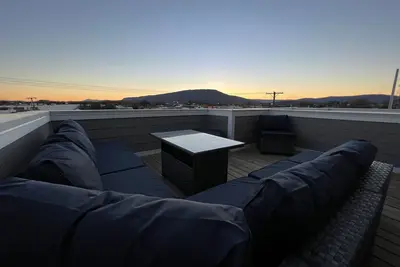 Image de ⭐️ Rooftop deck | ⛰Sunset views 🌃 | Garage 🚗 | New
