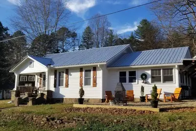 Image de Creekside Farmhouse Cottage in the Mountains