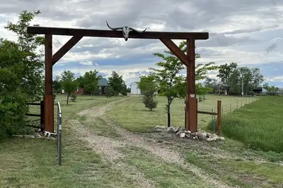 Image de Secluded Badlands Ranch, dark skies, starry nights